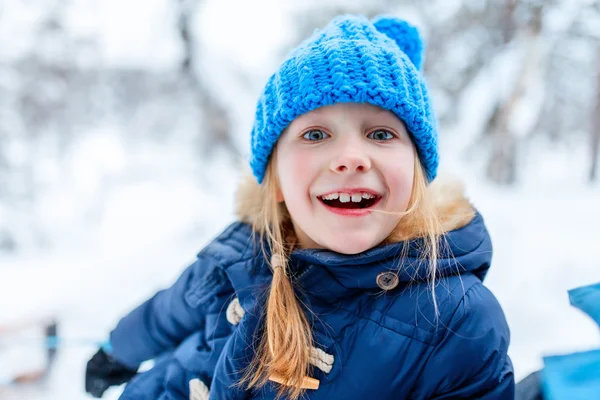 Kleines Mädchen im Winter im Freien — Stockfoto