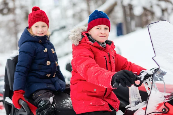 Діти на відкритому повітрі взимку — стокове фото
