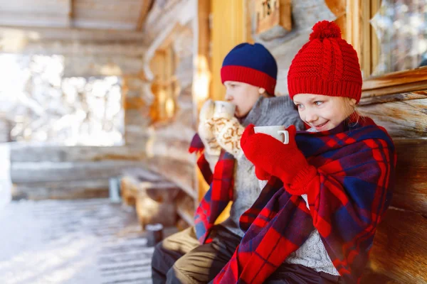 Дети на улице зимой — стоковое фото