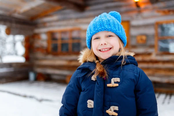 Kid venku v zimě — Stock fotografie