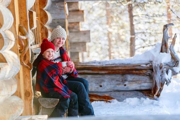 Madre e figlia all'aperto in inverno — Foto Stock