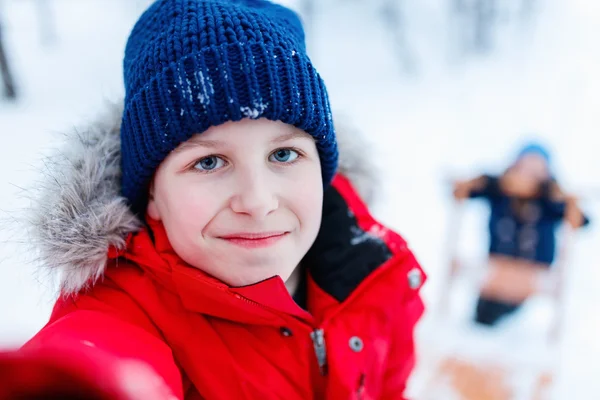 Söt pojke utomhus på vintern — Stockfoto