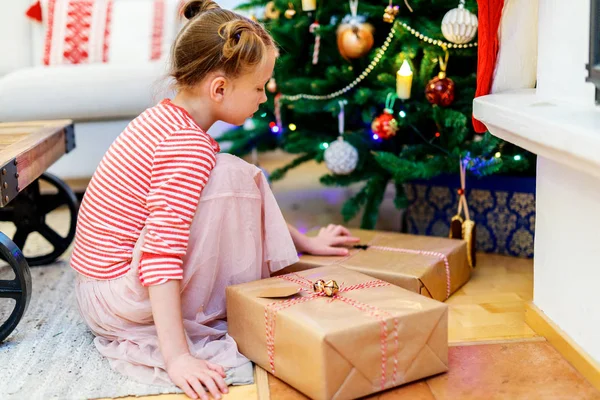 Noel hediyeleri ile küçük kız — Stok fotoğraf