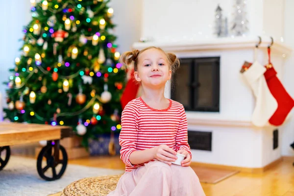 自宅の小さな女の子がクリスマスの装飾 — ストック写真