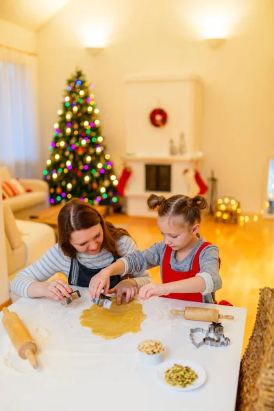 Famiglia cottura alla vigilia di Natale — Foto Stock