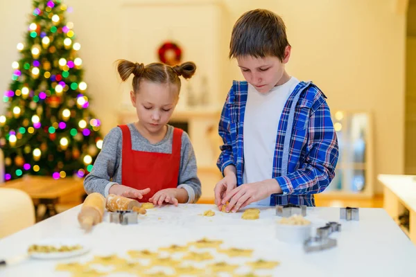 子供のクリスマスのクッキーを焼く — ストック写真