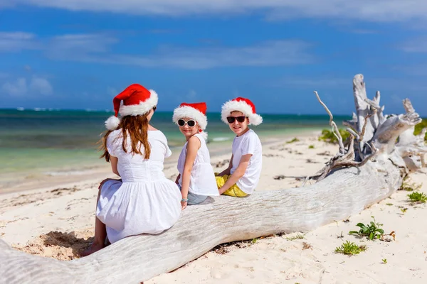 Familia en la playa en Navidad — Foto de Stock