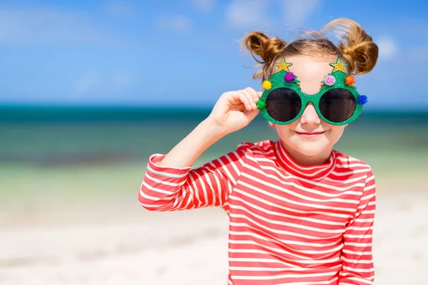 Маленька дівчинка в кумедних різдвяних окулярах — стокове фото