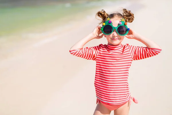 Niña en gafas de Navidad divertidas —  Fotos de Stock