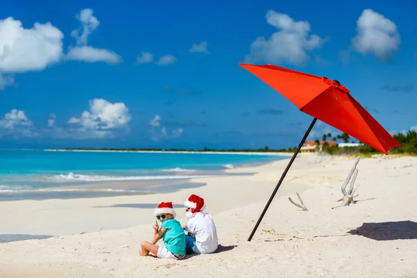 Niños en la playa en Navidad — Foto de Stock