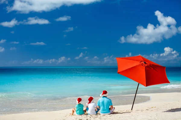 Padre con bambini in spiaggia a Natale — Foto Stock