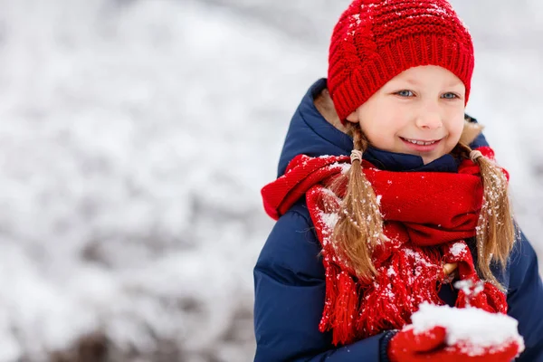 Kislány kint a téli — Stock Fotó