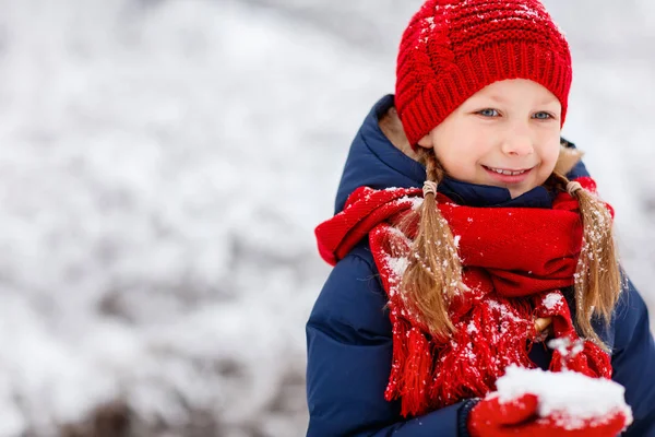 Petite fille en plein air en hiver — Photo