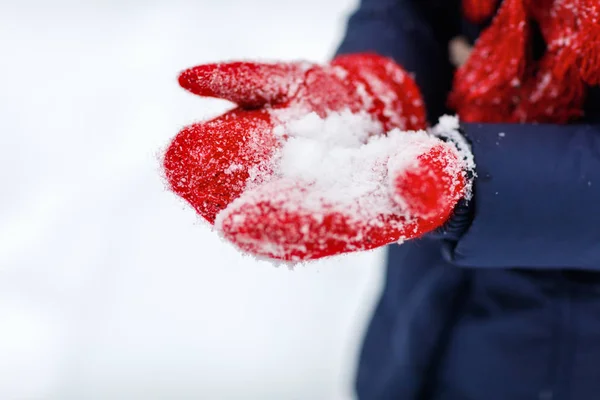 Guantes de lana roja —  Fotos de Stock