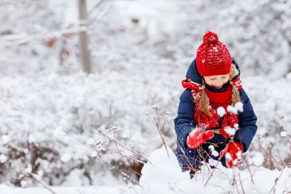 Κοριτσάκι σε εξωτερικούς χώρους για το χειμώνα — Φωτογραφία Αρχείου