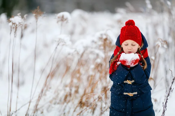 Kleines Mädchen im Winter im Freien — Stockfoto