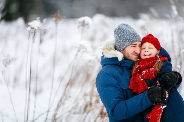 Père et fille à l'extérieur en hiver — Photo