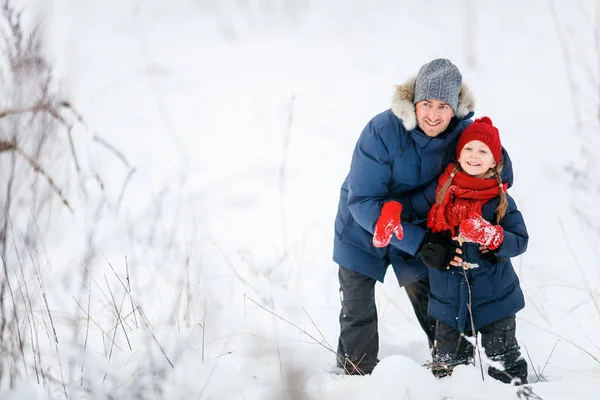 Vader en dochter buitenshuis op winter — Stockfoto