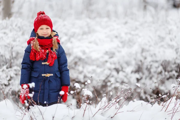 Klein meisje buitenshuis op winter — Stockfoto