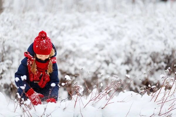 Niña al aire libre en invierno —  Fotos de Stock