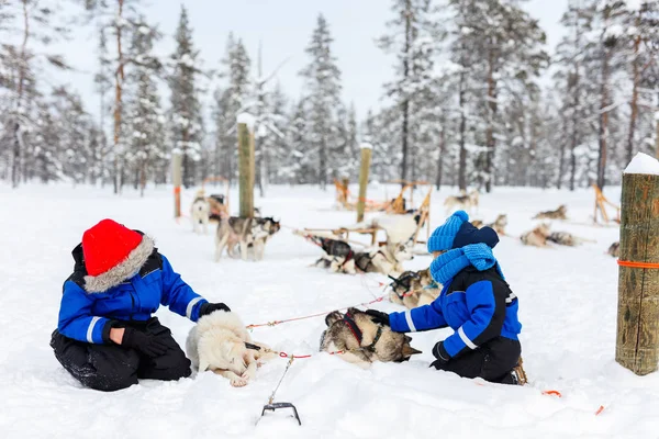 Crianças ao ar livre no inverno — Fotografia de Stock