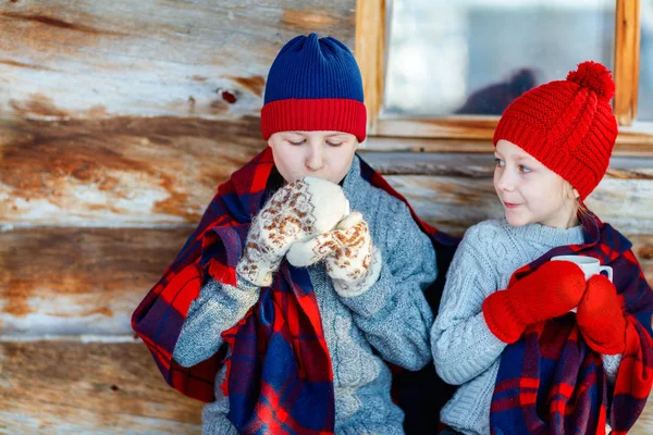 Děti venku v zimě — Stock fotografie