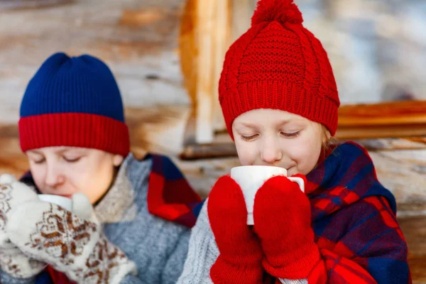 冬の屋外の子供 — ストック写真