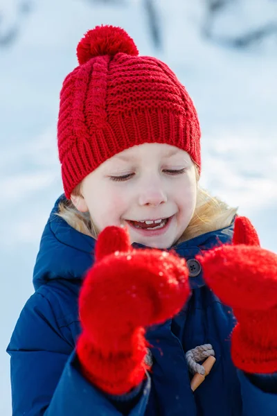 Liten flicka utomhus på vintern — Stockfoto