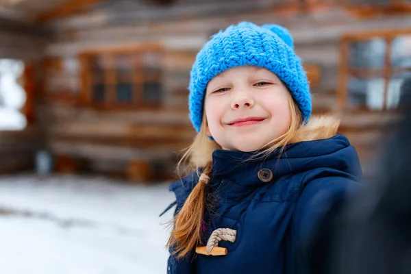 Kid outdoors on winter — Stock Photo, Image