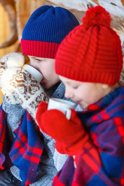 Niños al aire libre en invierno —  Fotos de Stock