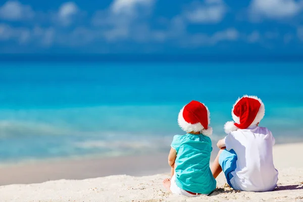 Дети на пляже на Рождество — стоковое фото