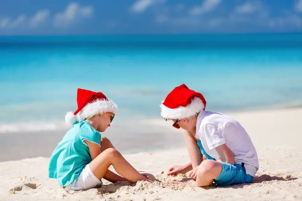 Niños en la playa en Navidad —  Fotos de Stock