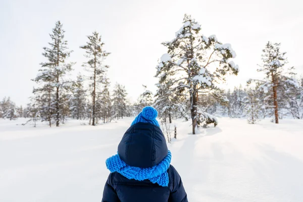 Bambina all'aperto in inverno — Foto Stock