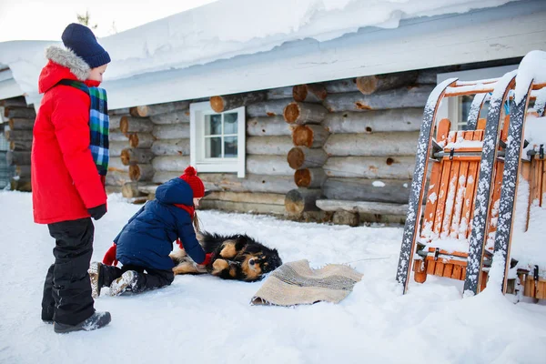 Kinderen buiten op winter — Stockfoto