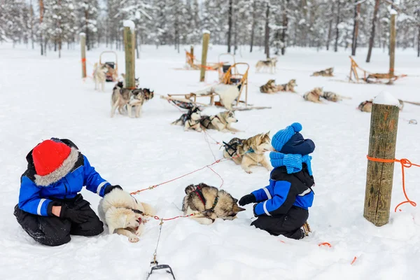 Kinderen buiten op winter — Stockfoto