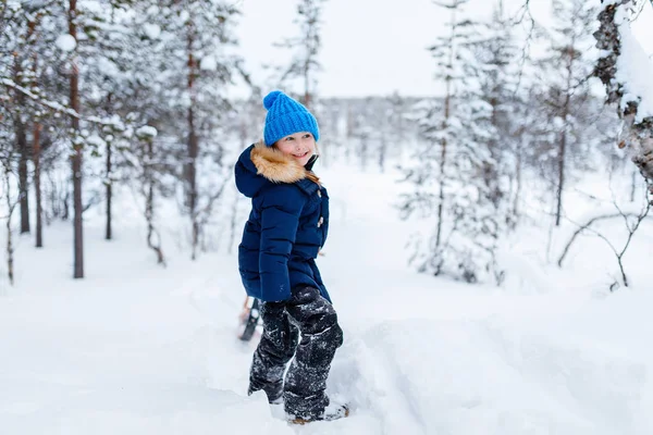 Niña al aire libre en invierno —  Fotos de Stock