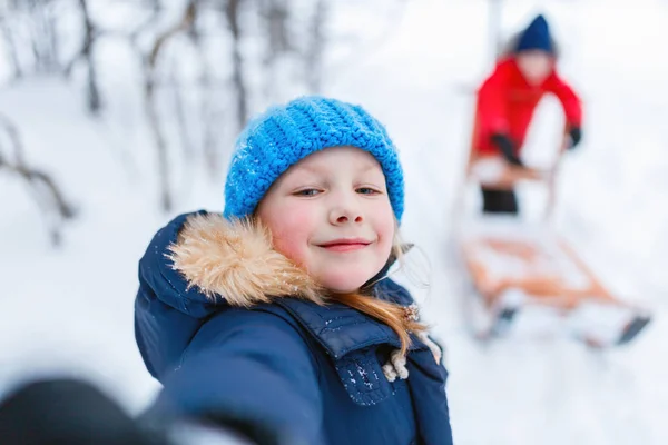 Bambini all'aperto in inverno — Foto Stock