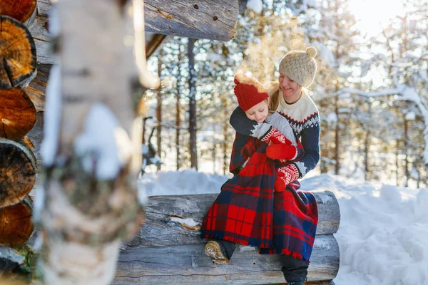 Anne ve kız açık havada üzerinde kış — Stok fotoğraf