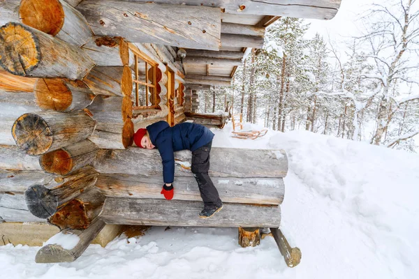 Jongen buiten op de winter — Stockfoto