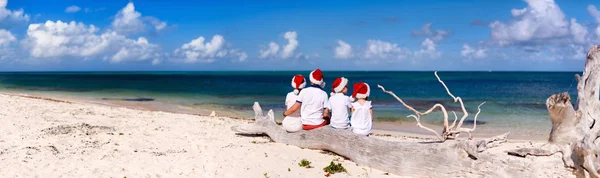 Family celebrating Christmas at beach — Stock Photo, Image