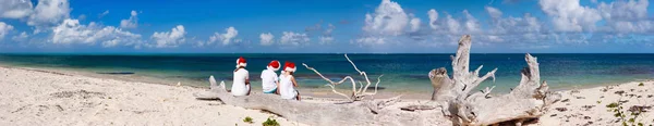 Família na praia no Natal — Fotografia de Stock