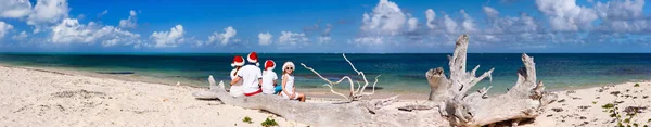 Familia celebrando la Navidad en la playa — Foto de Stock