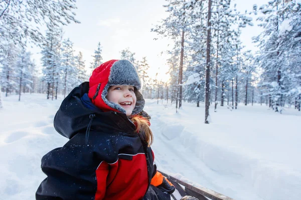 Little girl outdoors on winter — Stock Photo, Image