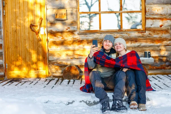 Pasangan di luar ruangan pada musim dingin — Stok Foto