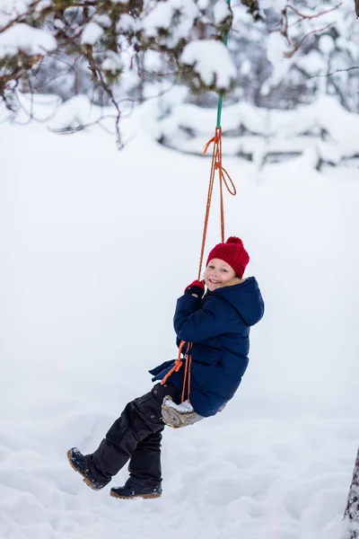 Bambina all'aperto in inverno — Foto Stock