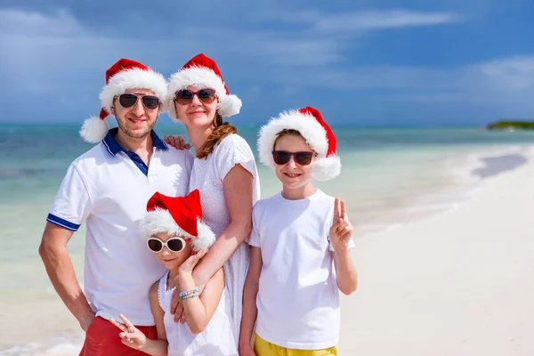 Familjen på stranden på jul — Stockfoto