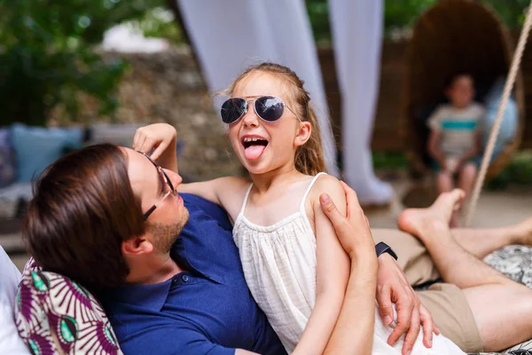 Pai e filha rindo — Fotografia de Stock