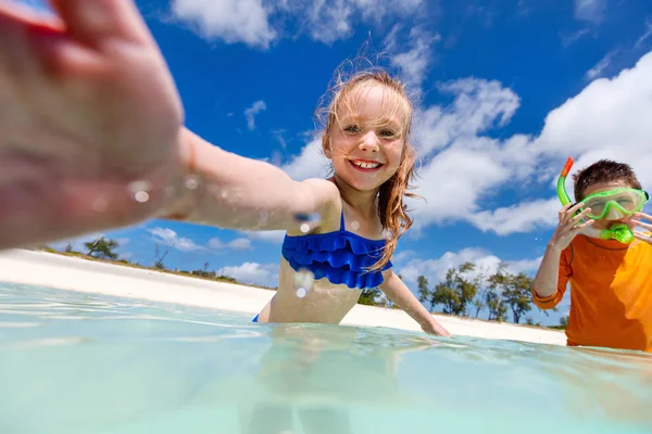 Kleines Mädchen im Urlaub — Stockfoto