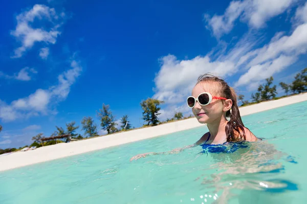 Schattig klein meisje op vakantie — Stockfoto