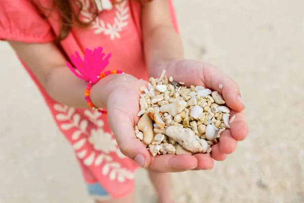 海の貝殻を持って女の子 — ストック写真